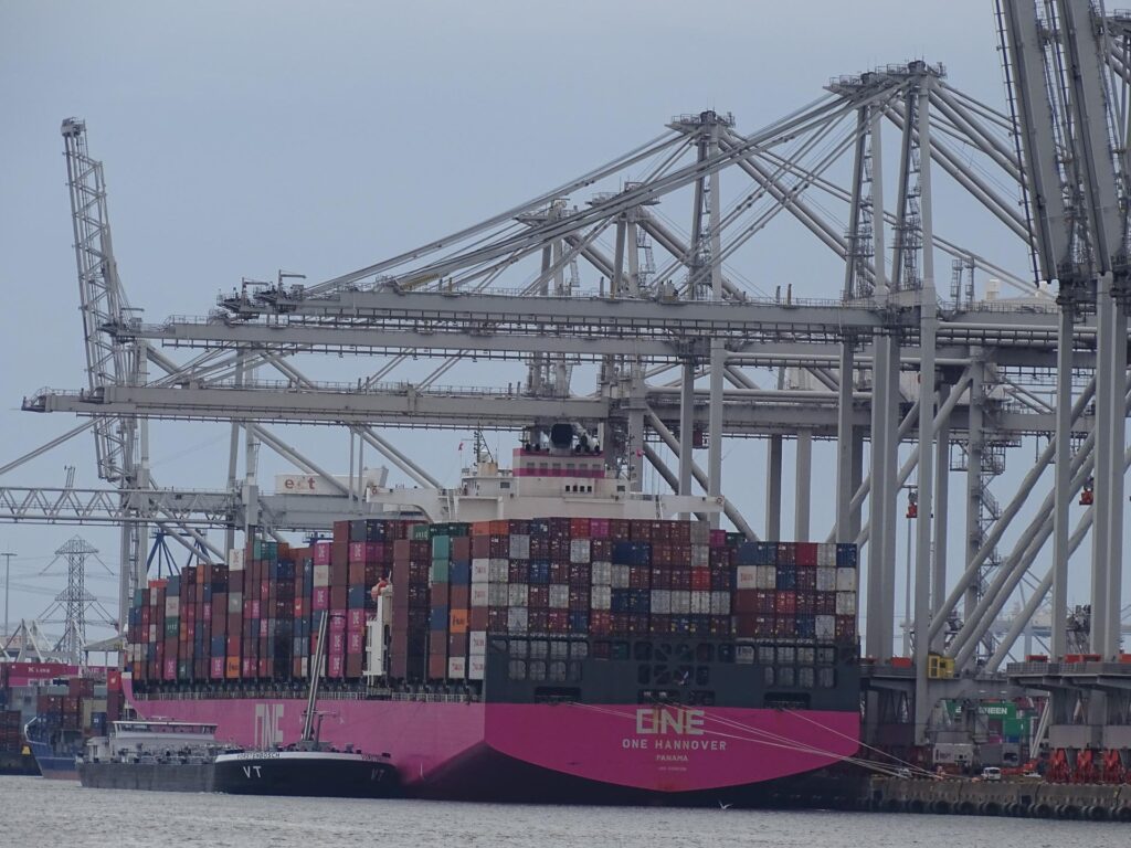 Navio de carga desembarcando no porto de Roterdã, Holanda. Foto: Luiz Jardim Wanderley.